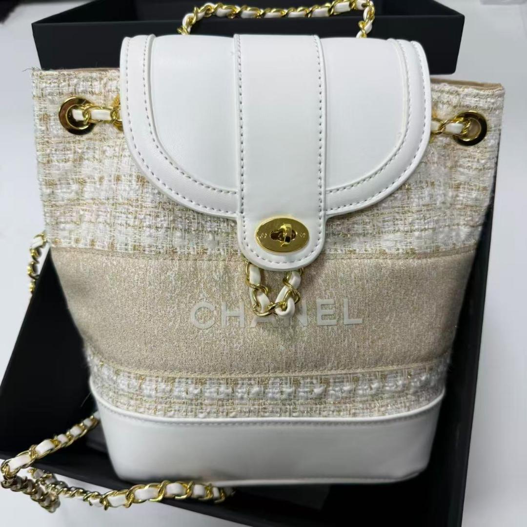 ホワイト ハンドバッグ ゴールドチェーン CHARLES & KEITH チェーンハンドル ショルダーバッグ 【再入荷