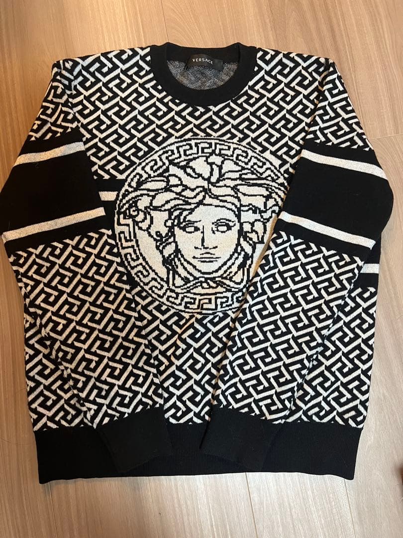 VERSACE メデューサニット ブラック×ホワイト サイズ52（XL相当） VERSACE メデューサニット ブラック×ホワイト サイズ52（XL相当）の