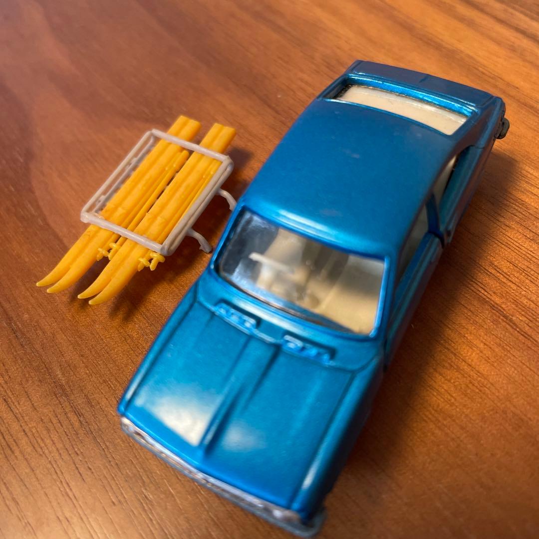 トミカ黒箱 サニー1200 スキーキャリア+ 予備スキー板 - メルカリ