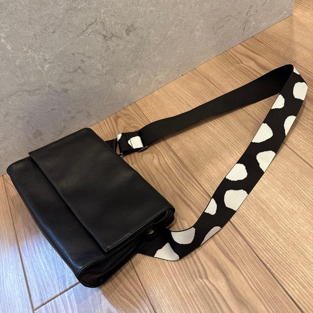 ear パピヨネ◾️本革 軽量470g ボディバッグ 黒 ドット柄ストラップ
