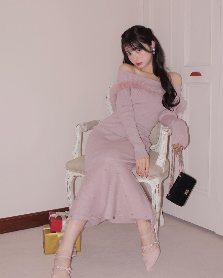 M me eme オフショルフェザーロングニットワンピース - メルカリ