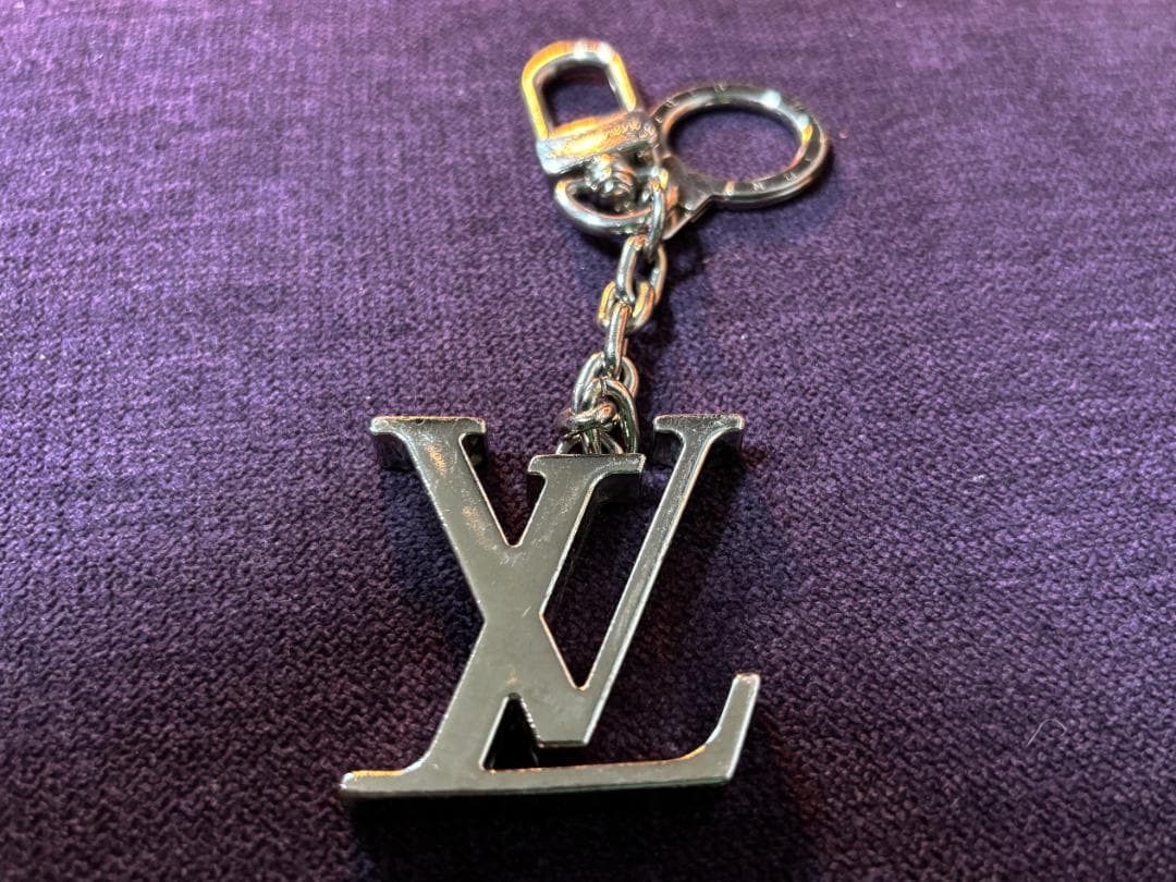 ルイヴィトン キーホルダー バッグチャーム LVロゴ LOUIS VUITTON 楽天市場】LOUIS VUITTON ルイヴィトンシルバーロゴ刻印キーリングLV