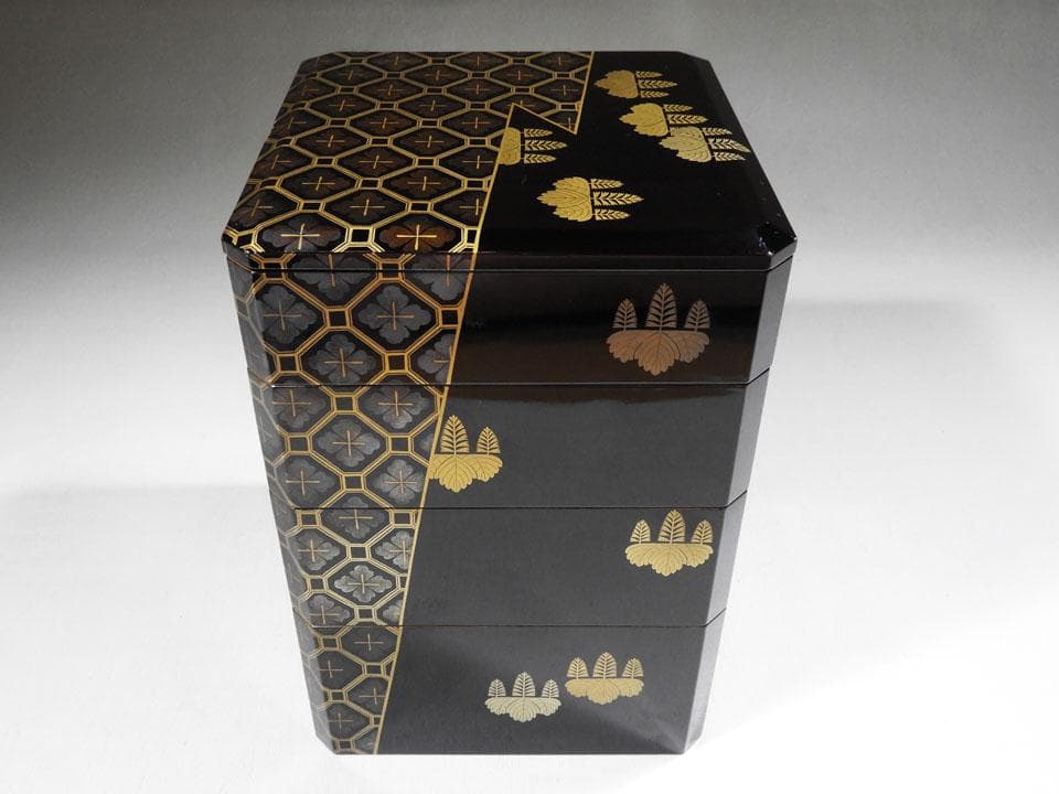 ○小さい 四段重箱 時代蒔絵 嵯峨桐 小紋尽くし 家紋 小重箱 片手の