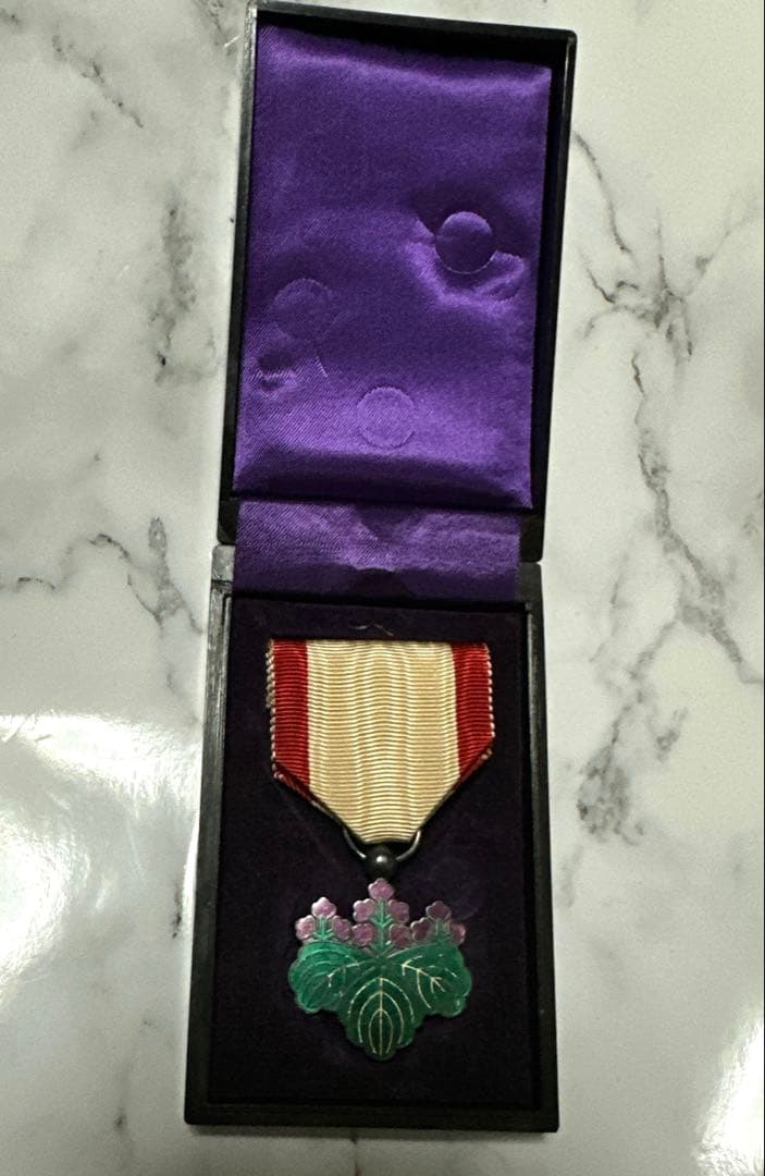 箱付き 勲八等白色桐葉章 勲章 アンティーク 当時物 バッジ 記章 徽