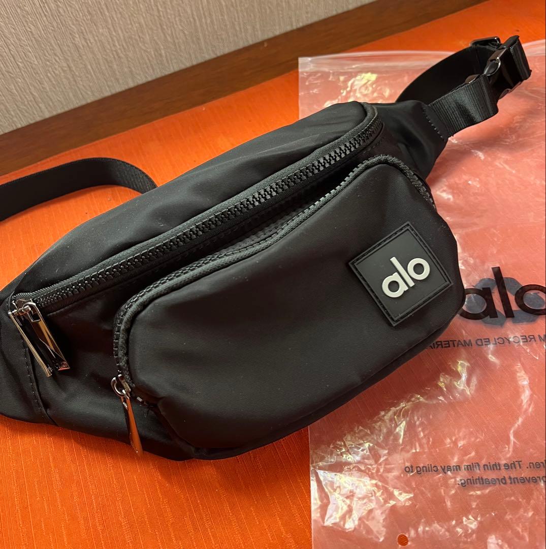 Alo Yoga ボディバッグウエストバッグ黒 - メルカリ