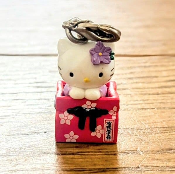 ご当地キティ 山梨県 信玄餅キティちゃん ファスナーマスコット - メルカリ