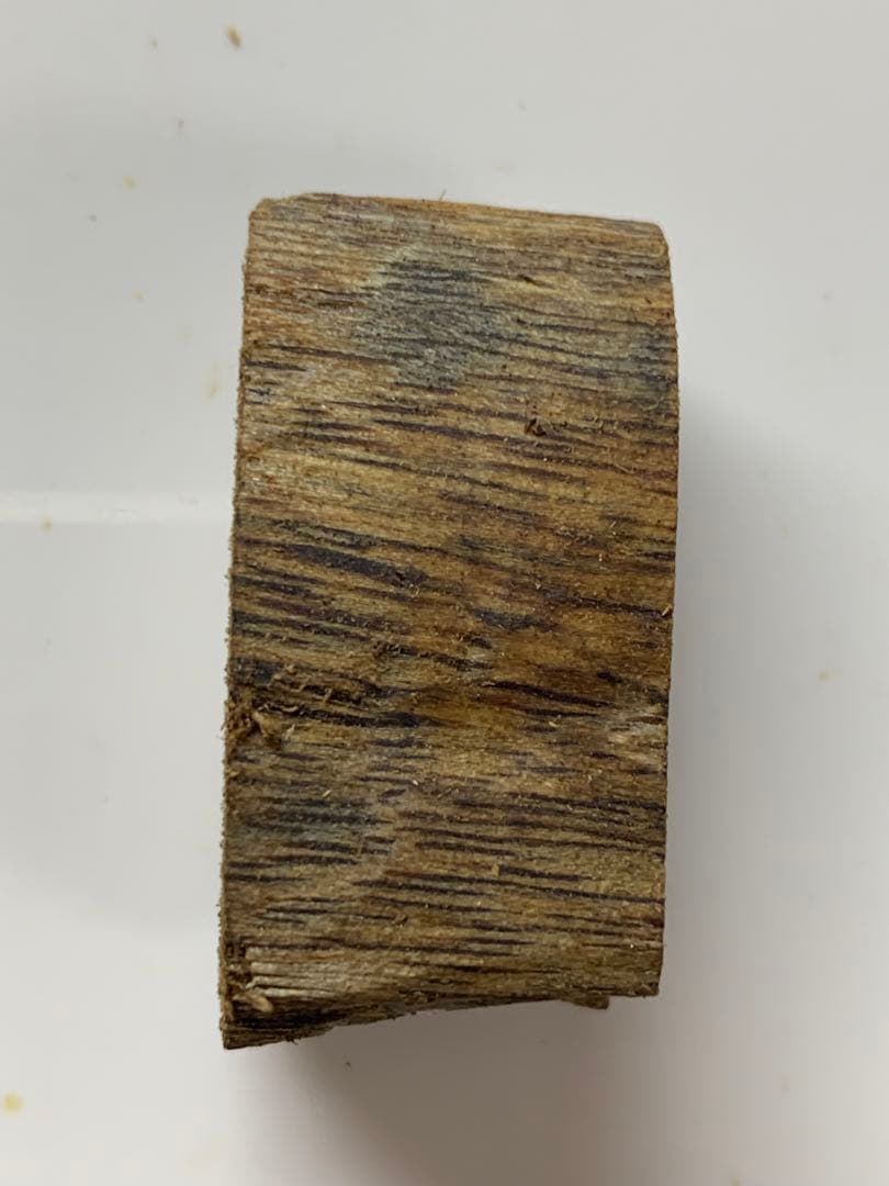 極上黒伽羅 沈香原木 香木 重さ:3.3g 極上緑油伽羅 沈香原木 黒伽羅 香木 重さ:3.1g 極上緑油伽羅 沈香原木