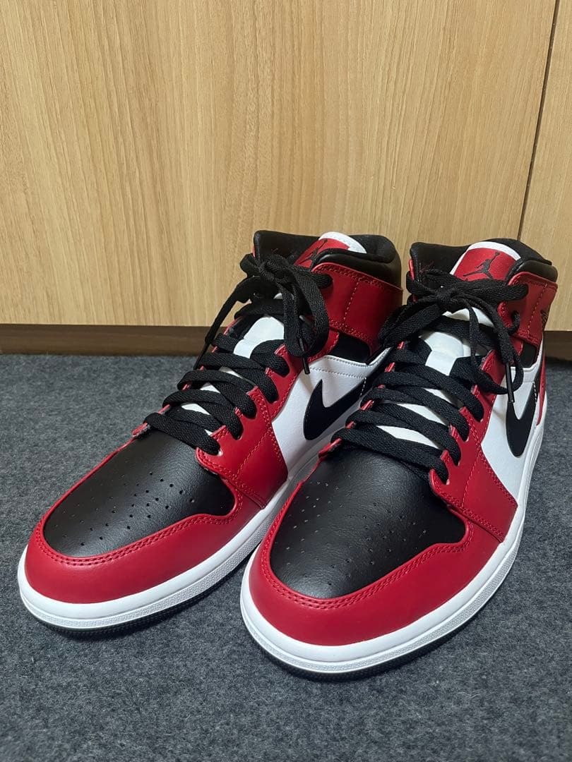 シューズ(男性用) NIKE AIR JORDAN 1 MID CHICAGO BLACK TOE Jordan 1 Mid 'Chicago Black Toe' - Air Jordan - 554724 069 - black