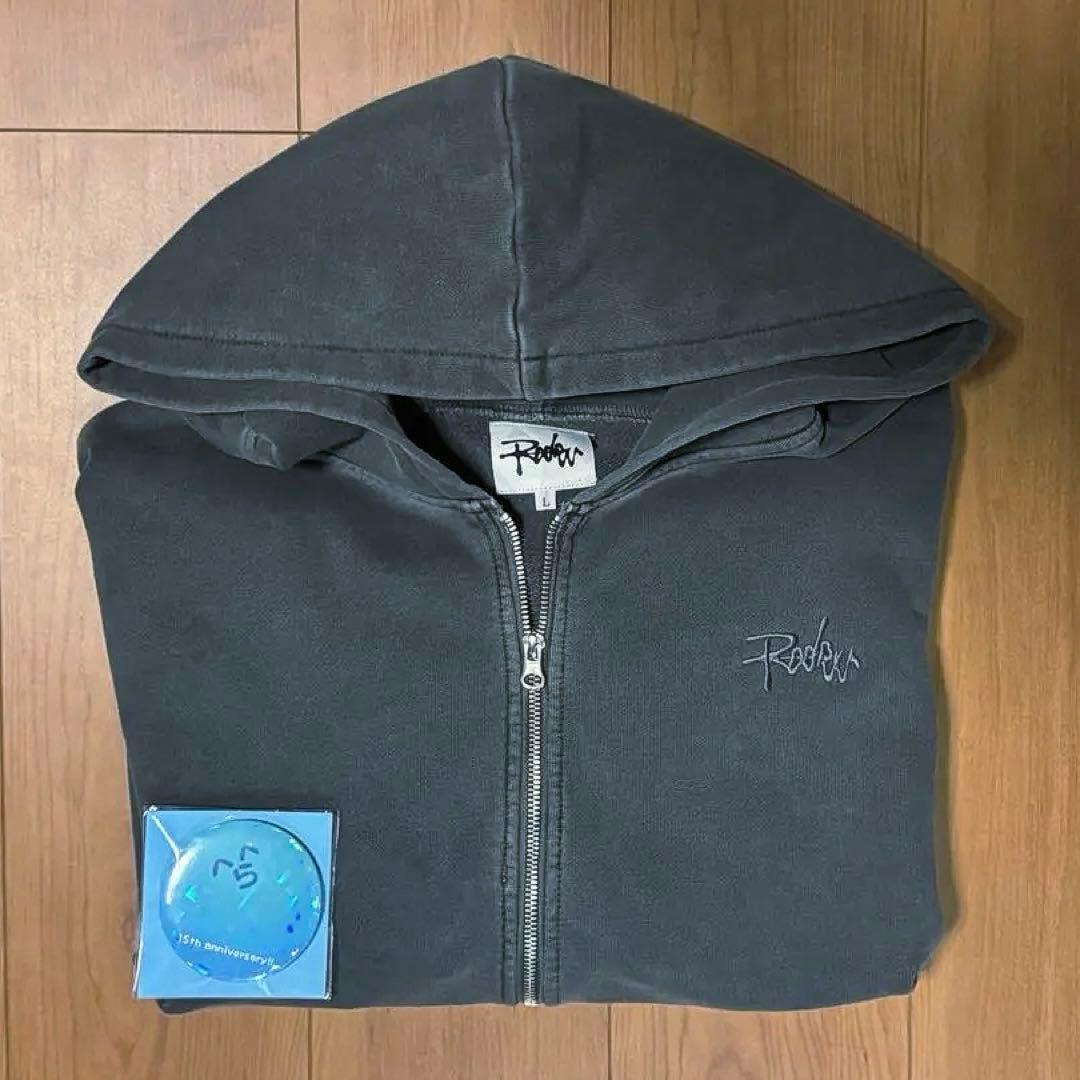 らっだぁのおみせ ロゴジップフーディ L 15周年記念缶バッチ ロゴジップフーディー / チャコール – らっだぁのおみせ