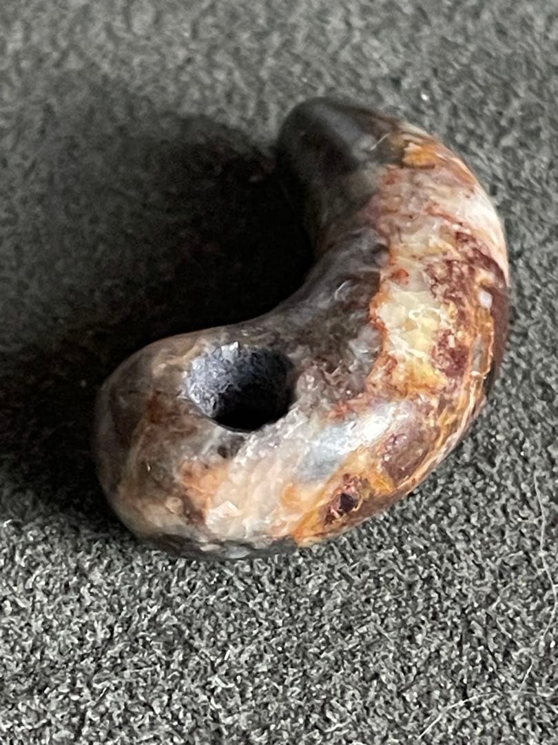 弥生〜古墳時代勾玉 変成岩？