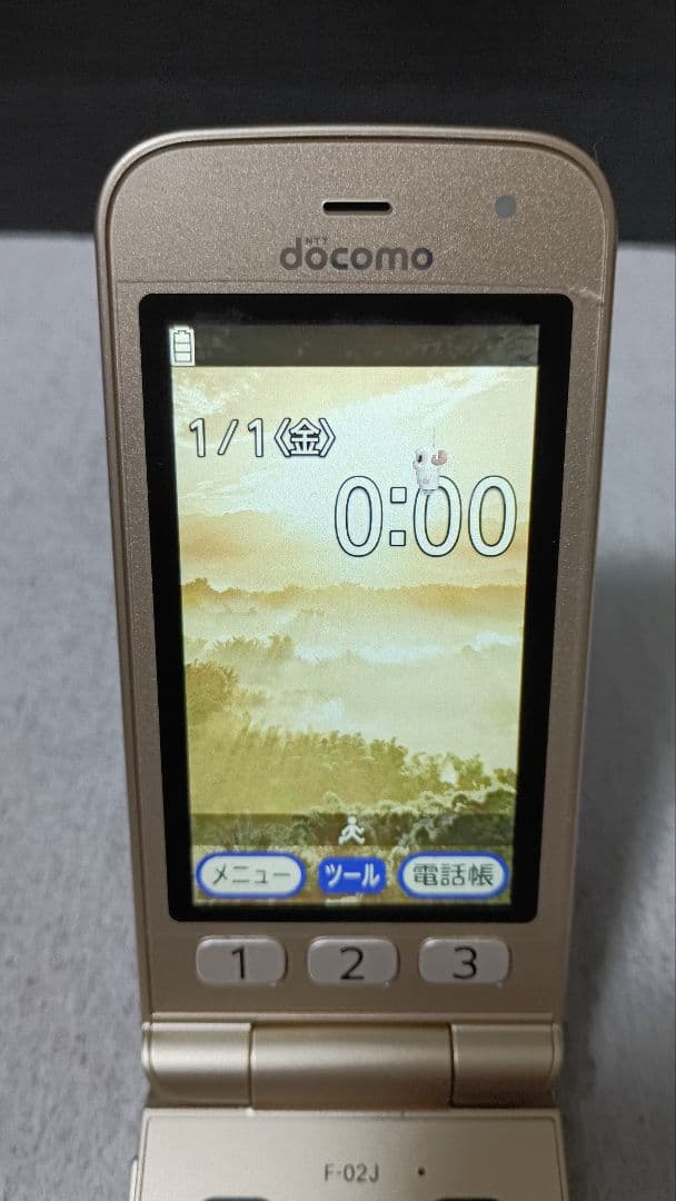 動作品】富士通 docomoらくらくホン 4G対応 F-02J ゴールド - メルカリ