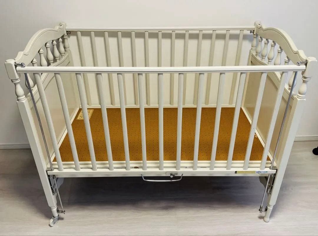 お値下げ！familiar ベビーベッド ファミちゃん絵柄 - メルカリ