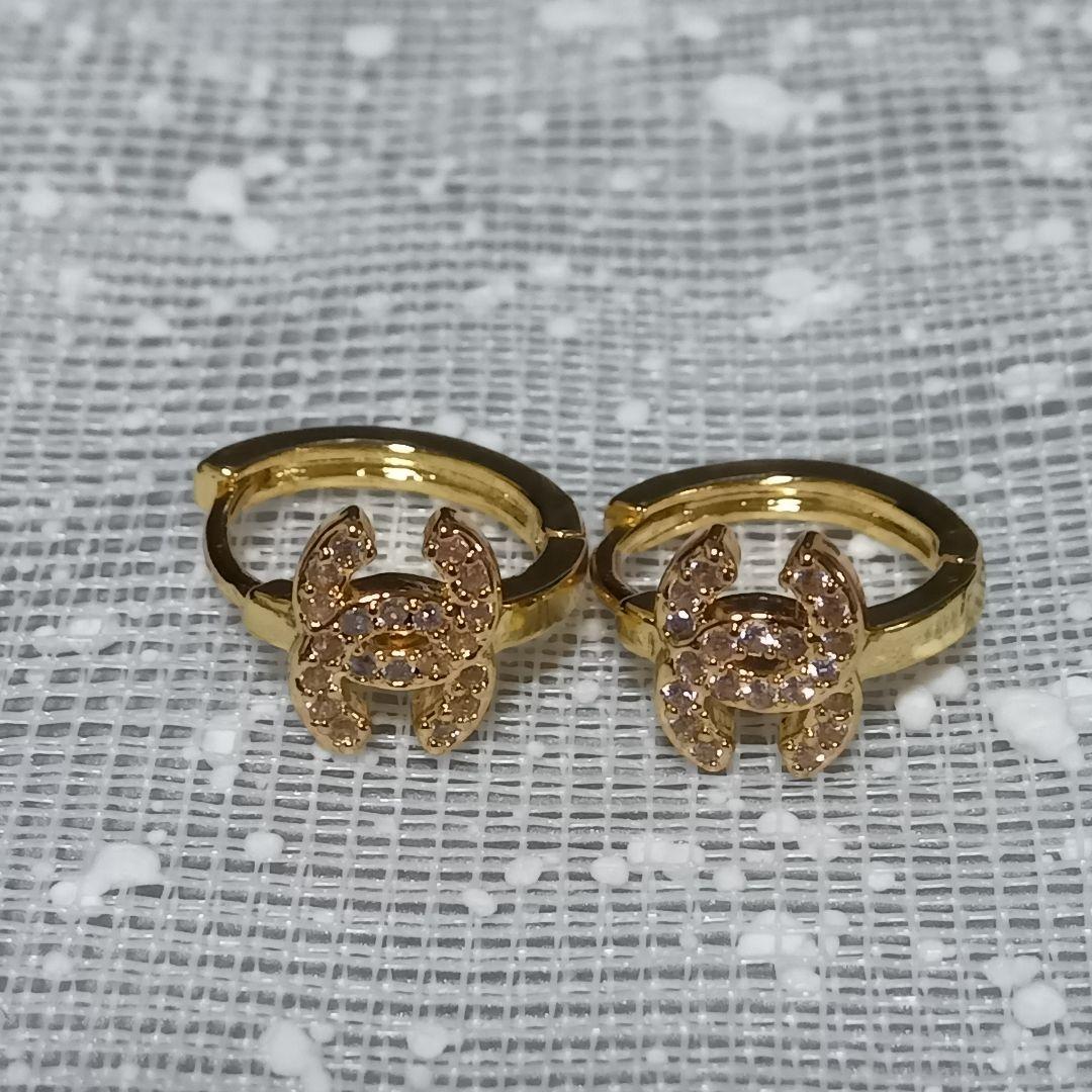 CCロゴピアス 海外ノベルティ商品 - メルカリ