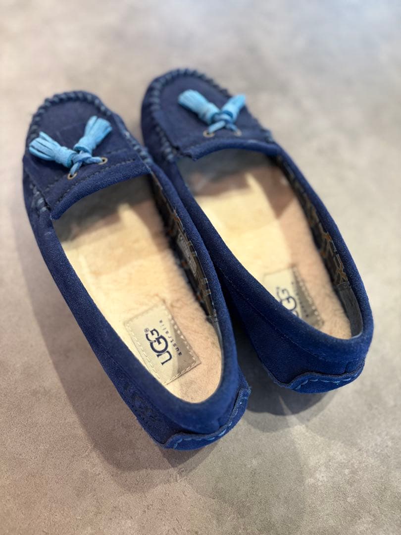 UGG ネイビー タッセル付きモカシン 23cm - メルカリ