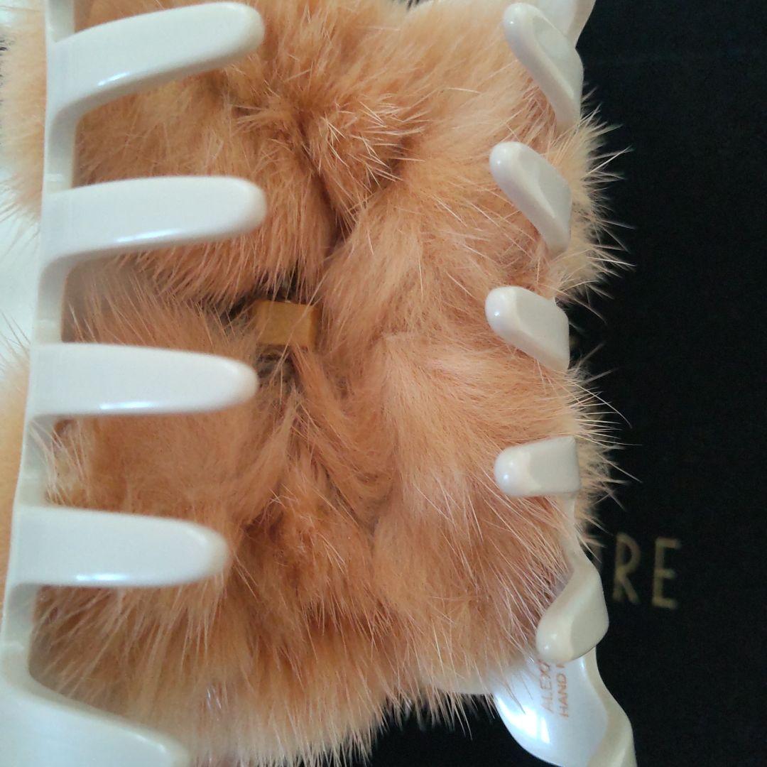 ALEXANDRE DE PARIS ヘアクリップ ベージュ ミンクファー - メルカリ