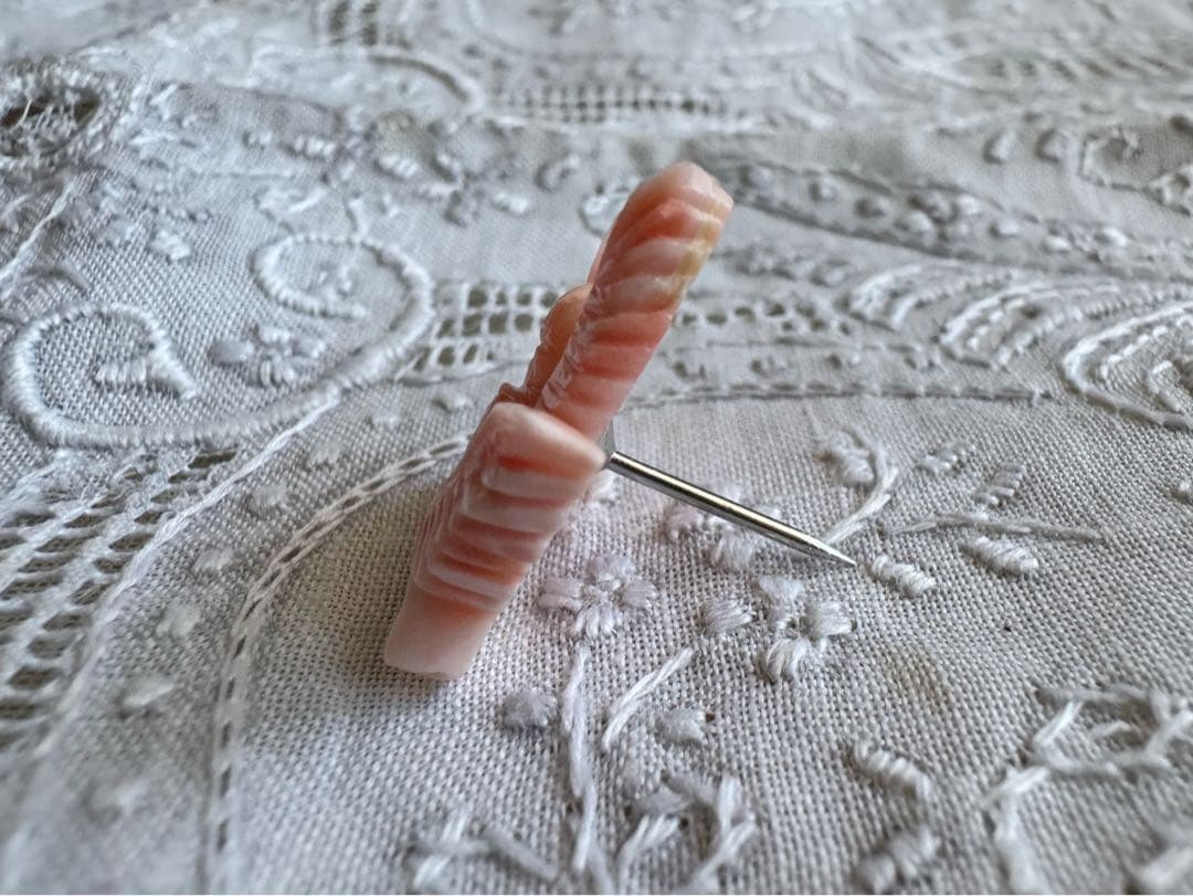 桃珊瑚 寄り添う鳥たち 二羽 小鳥 ブローチ ピンブローチ 天然珊瑚