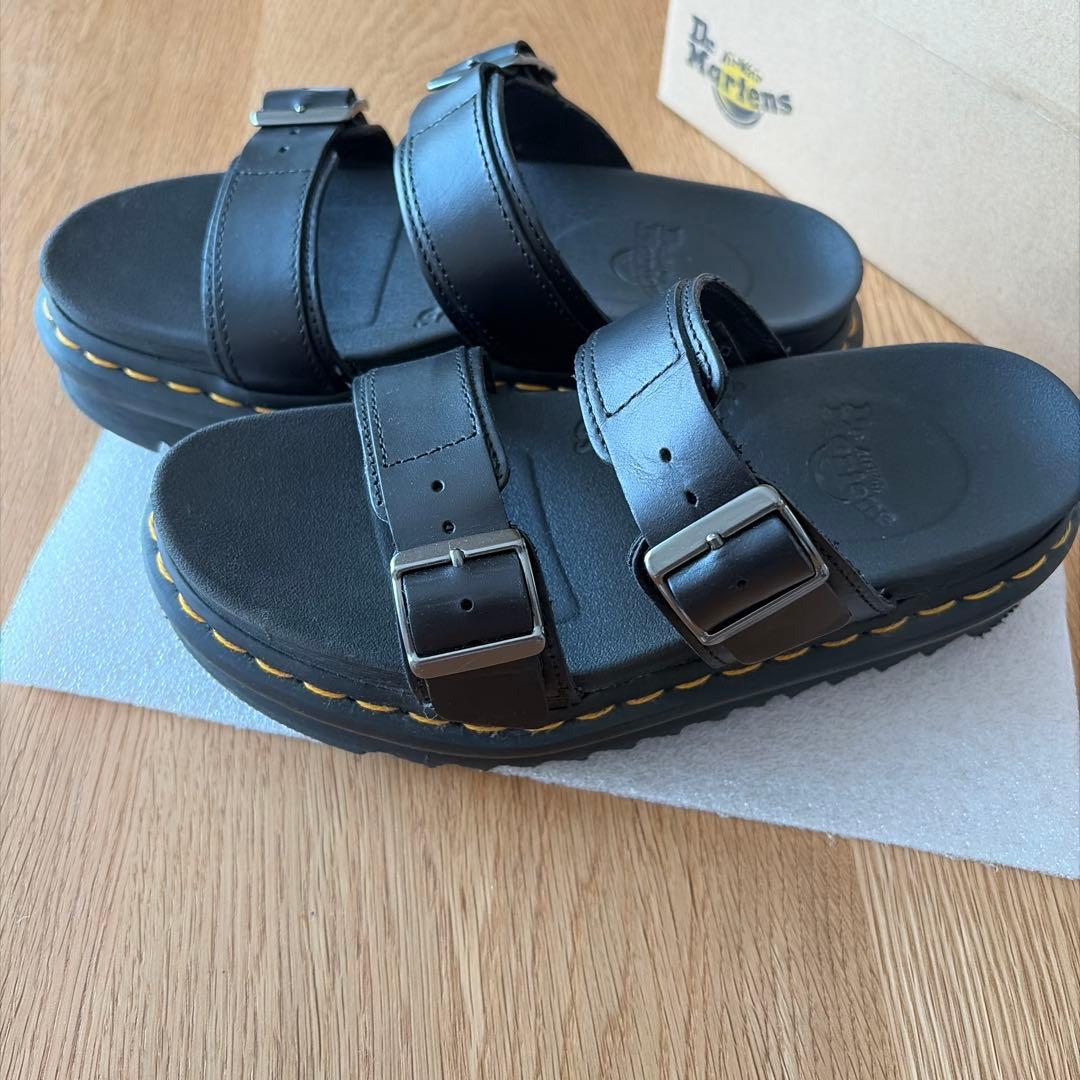 Dr. Martens ブラックレザーサンダル - メルカリ