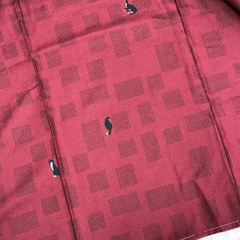 601mk77△洗える着物 小紋 しつけ糸付き 猫 ハチワレ 臙脂△美品 2026