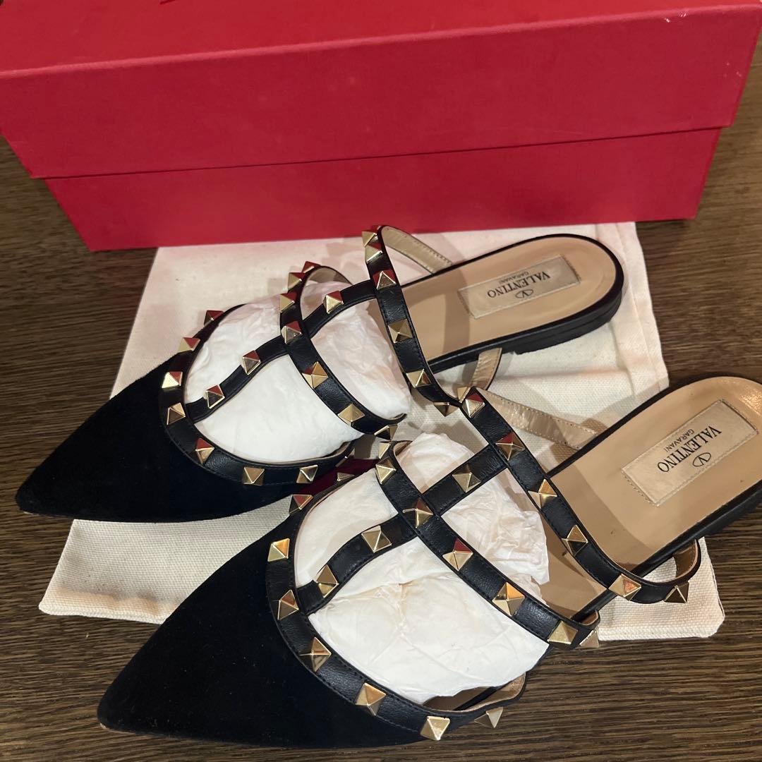 VALENTINO スタッズ付きブラックミュール Rockstud Patent-leather Mule for Woman in Black/poudre | Valentino PT