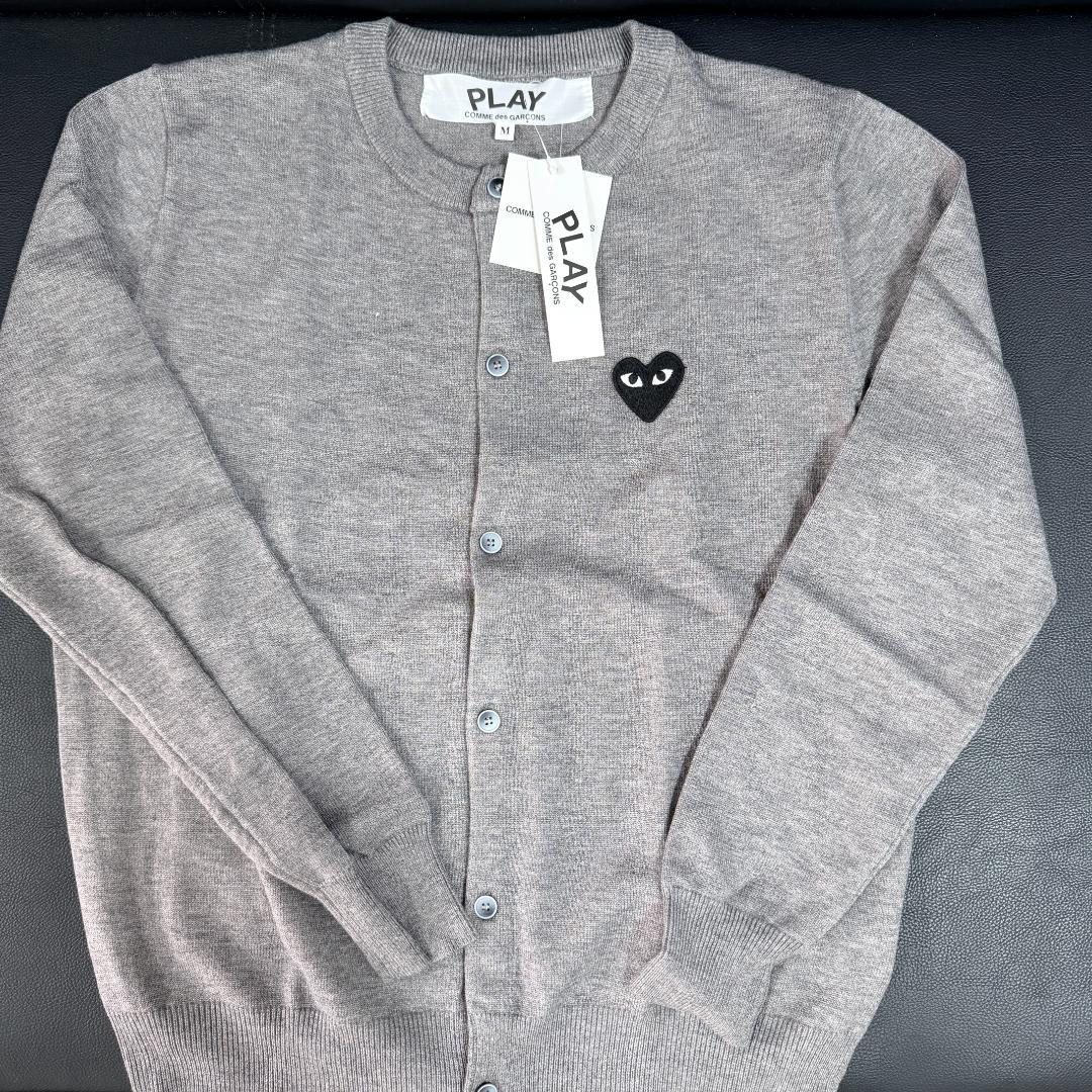 新品 コムデギャルソン　グレー　カーディガン M プレイ(Play)コムデギャルソン 黒ハート カーディガン グレー（Ladies