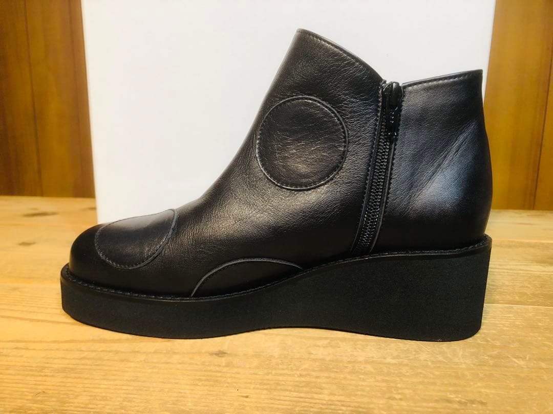 Qreal ☆ ドット柄デザインショートブーツ革靴（新品タグ付） - メルカリ