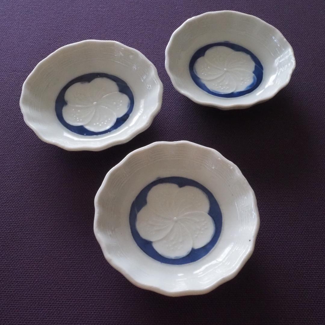 瀬戸焼 陽刻 梅柄 白磁 染付 江戸後期〜明治初期 豆皿 - メルカリ