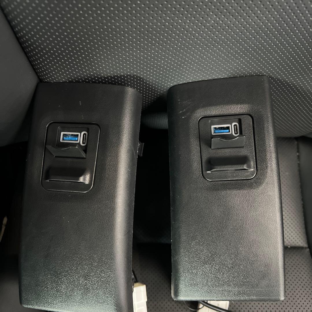アルファード30 2列目シート用 USBポート付きブラックコンソール