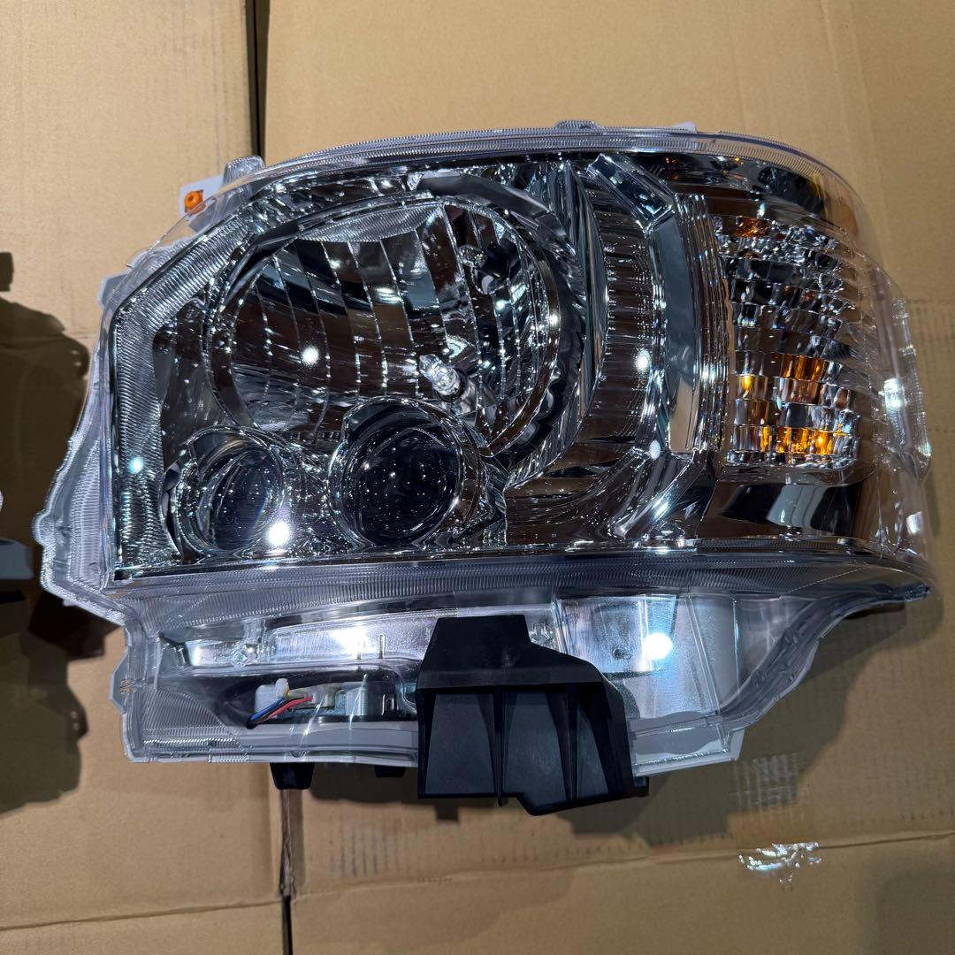 新品未使用【ハイエース】200系8型 純正LEDヘッドライト左右 新車外し