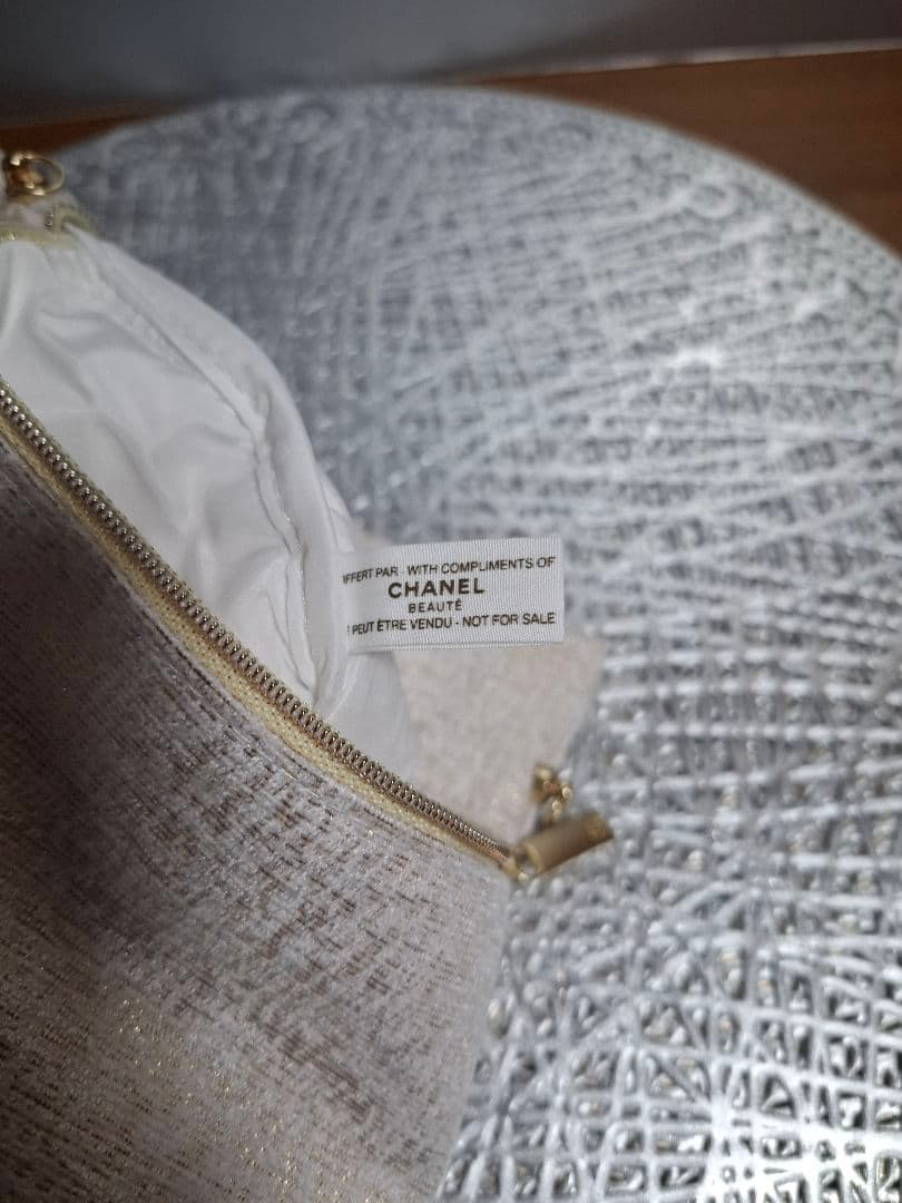 CHANEL ホリデー限定ポーチ ベージュ ノベルティ 斜め掛け - メルカリ