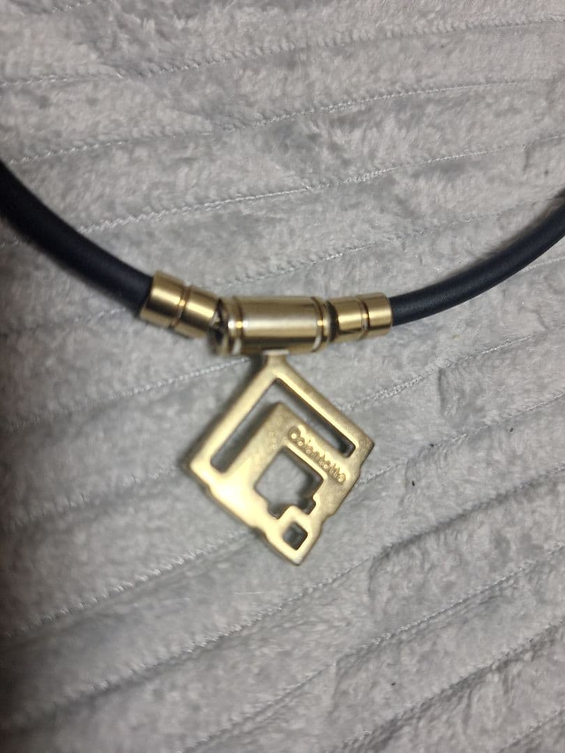 ゴールドの幾何学模様のネックレス。現代女性のための大胆な