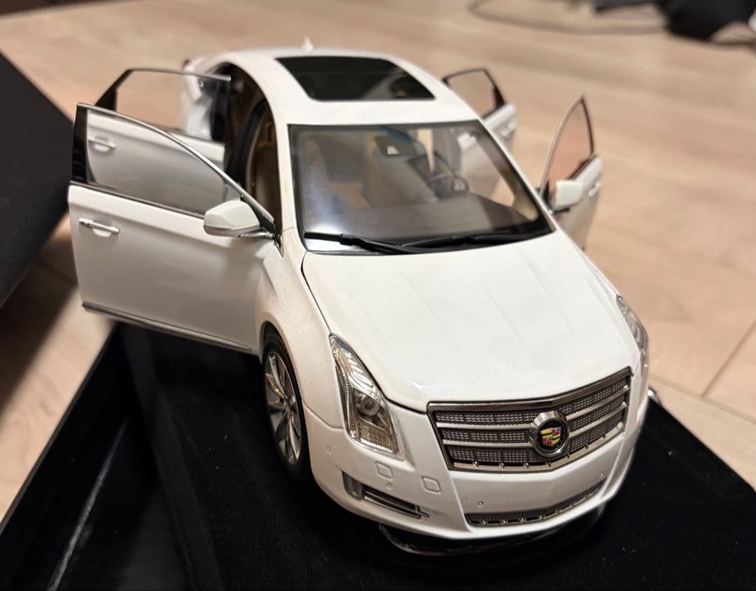 希少】キャデラックXTSホワイト 1/18 モデル - メルカリ