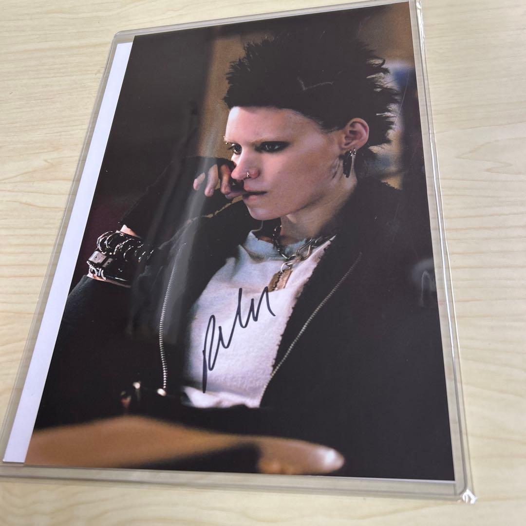 ルーニー・マーラ   直筆サイン入りフォト  ドラゴン・タトゥーの女 ドラゴン・タトゥーの女 : 作品情報・キャスト・あらすじ・動画 - 映画.com