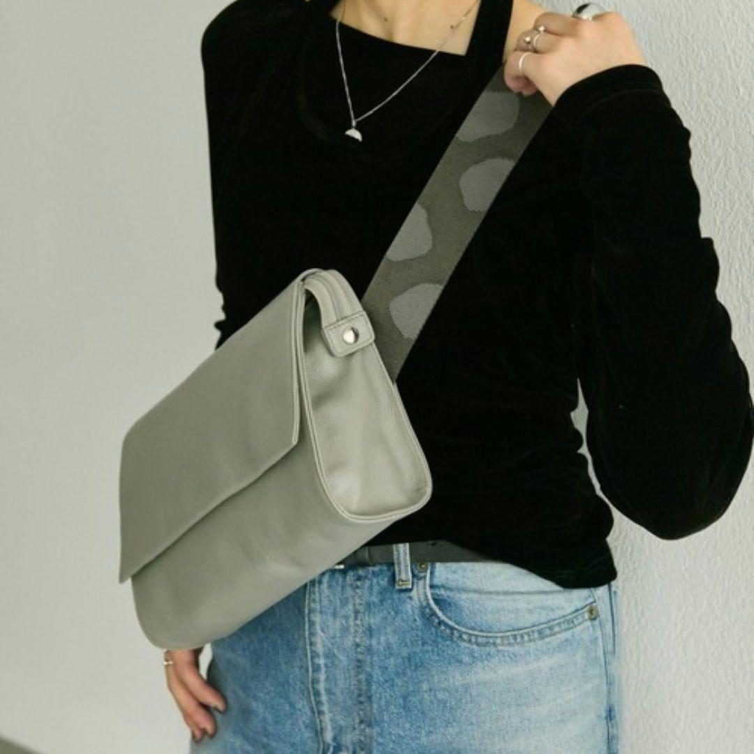 イアパピヨネ 柄ワイドテープ ショルダーバッグ グレー 柄ワイドテープショルダーバッグ《本革/軽量470g/ボディバッグ/500ml