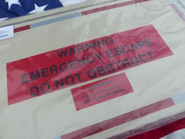 米軍放出品 緊急脱出表示反射板 警告プレート 看板 02 - メルカリ