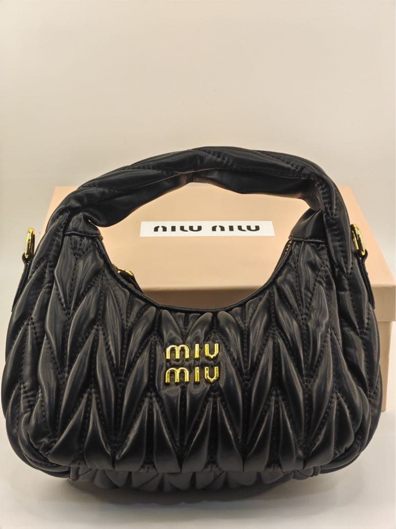 miumiu マットラム キルティング ハンドバッグ ブラック　美品 miu miu（ミュウミュウ） パテッド トートバッグ ハンドバッグ