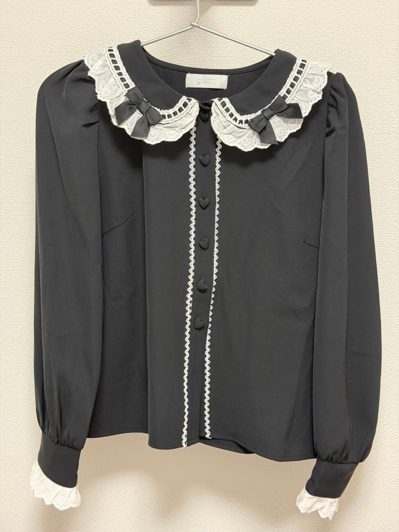 pium コットンフリルハートボタンブラウス くるみボタンフリルフレア