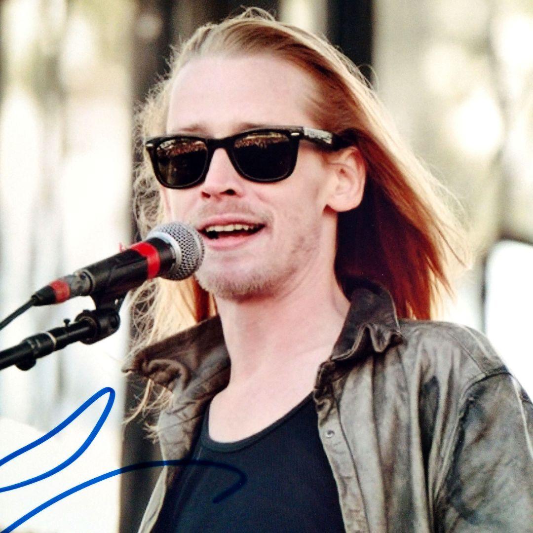 セール中…マコーレー・カルキン直筆サイン入り超特大写真… - メルカリ