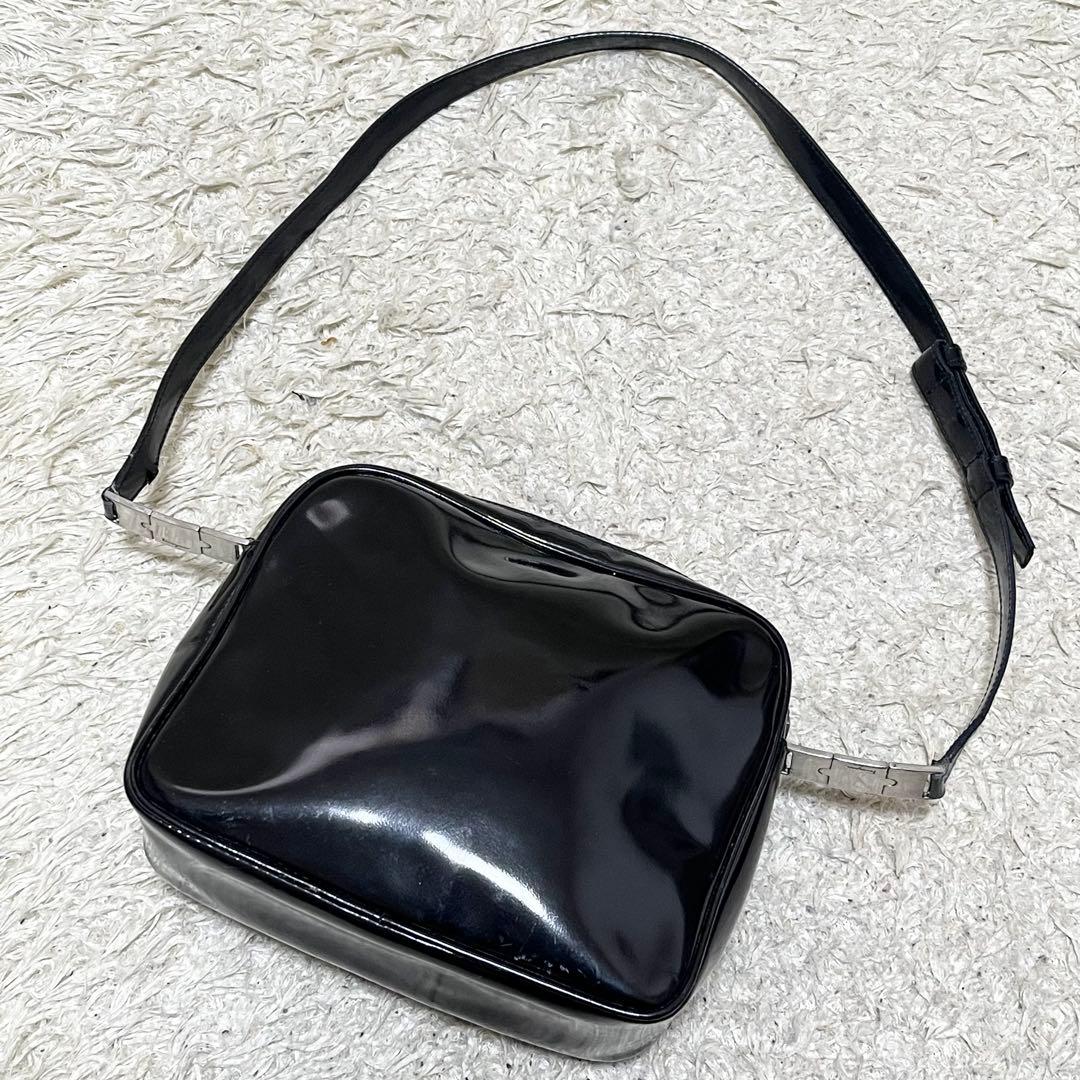 フェラガモ ショルダーバッグ エナメル レザー 黒 シルバー金具