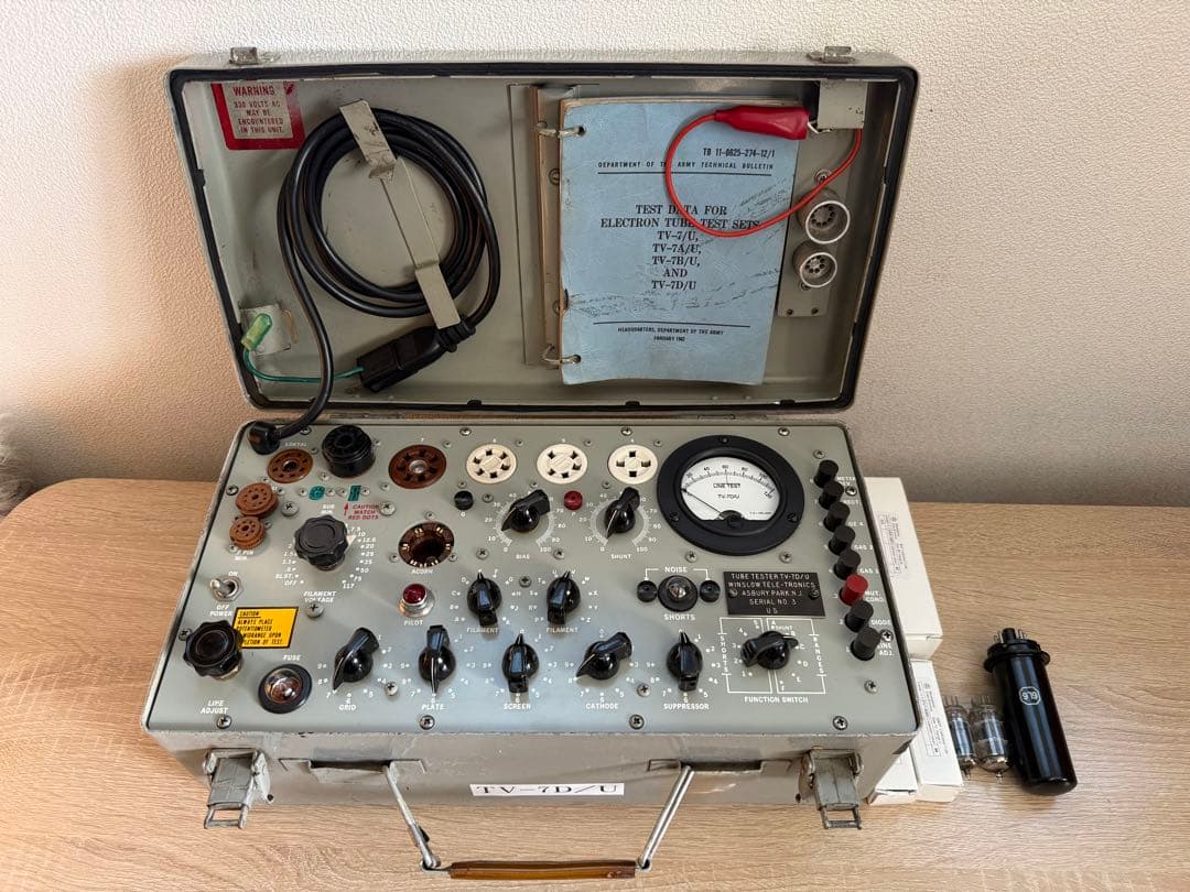 TV-7D/U 真空管試験機（校正済）・真空管付き front1.JPG