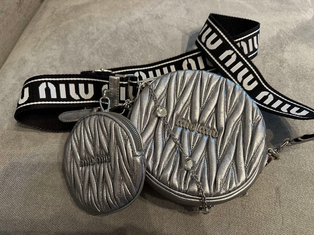 miu miu シルバー ボディバッグ シルバー ワンダー マテラッセレザー ホーボーミニバッグ | Miu Miu