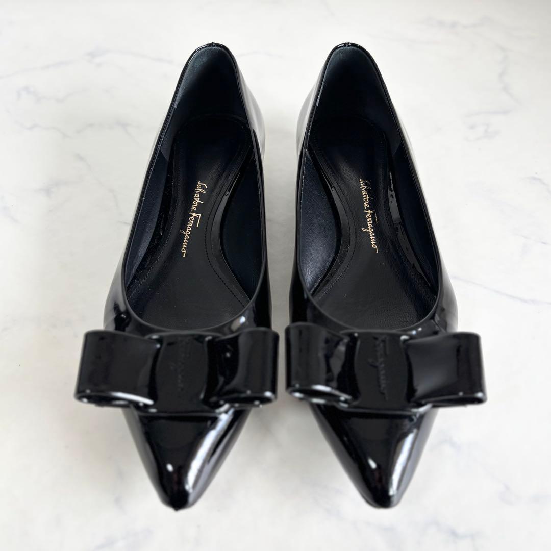 美品 フェラガモ 5.5D VIVA フラットパンプス ヴァラ エナメル 黒