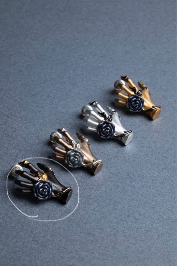 hazama 惹きずり込まれる運命のピアス Ado ver. ブラック青薔薇 - メルカリ