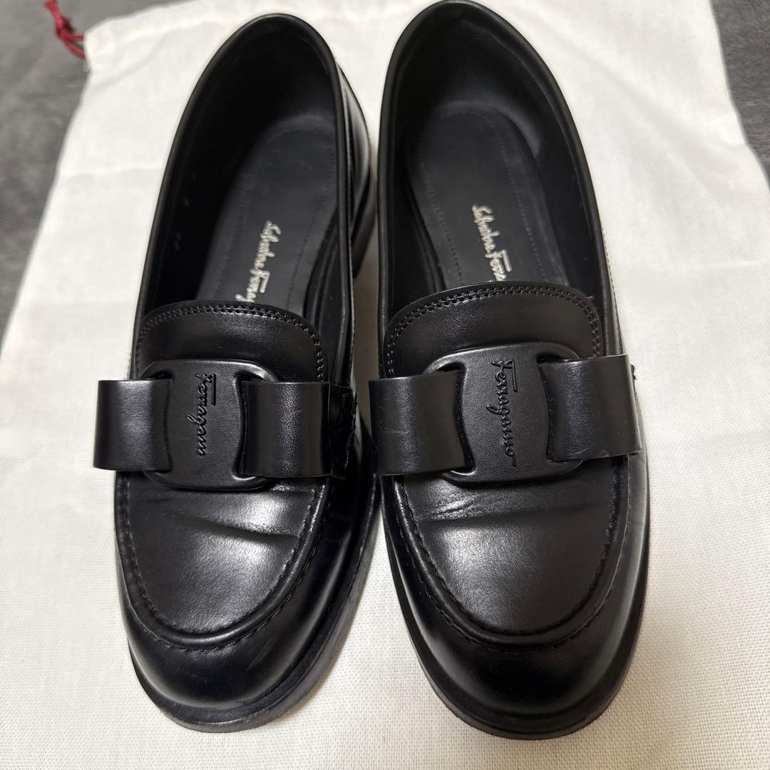 24時間以内発送！フェラガモ VIVALDO ヴァラブラックレザーローファー