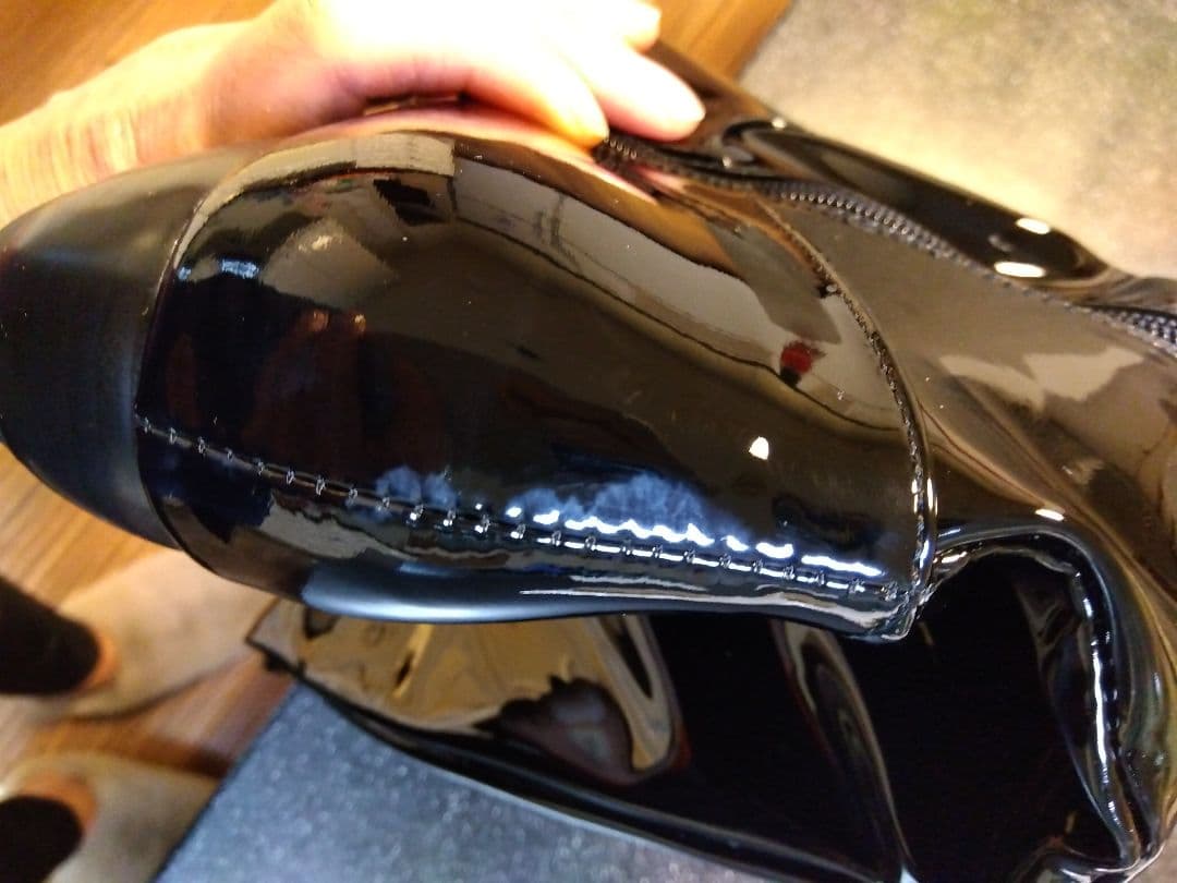 希少品　ユニセックス　エナメル黒のスタイリッシュなニーハイブーツ