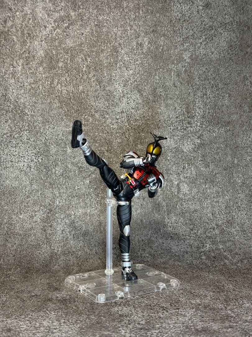 【抽選販売】S.H.Figuarts(真骨彫製法) 仮面ライダーダークカブト