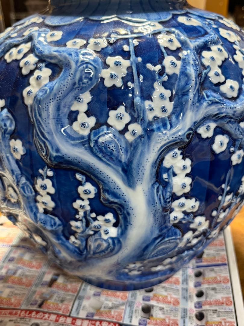 青い花模様の陶器の壺 花瓶 壺 青 中国の壺 白 つぼ 青白い