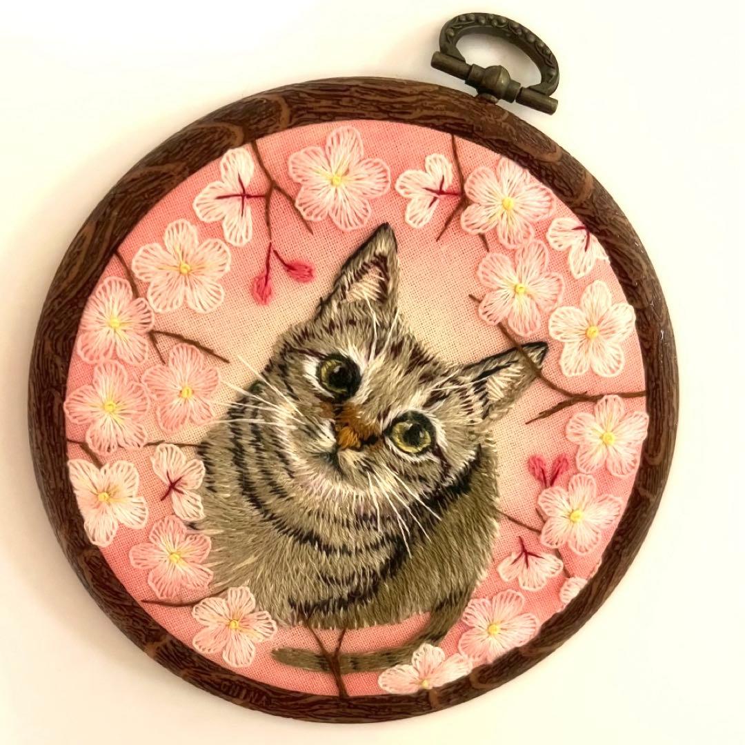 ハンドメイド刺繍フレーム 満開桜とキジトラさん - メルカリ