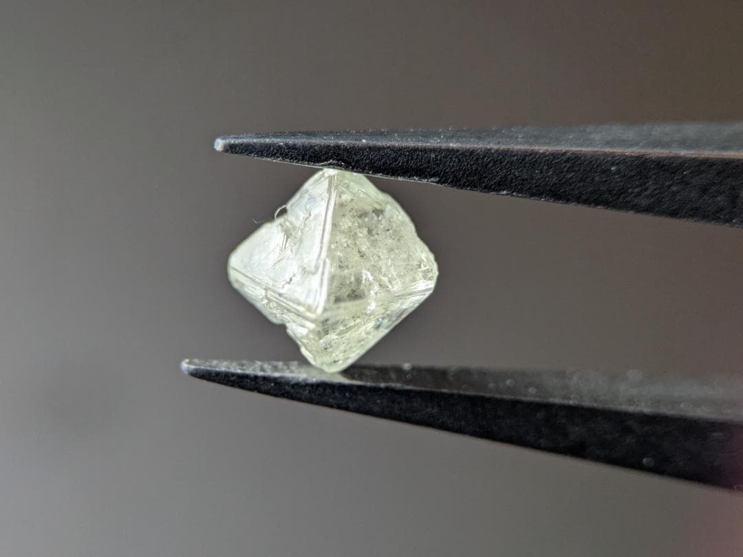 天然ダイヤモンド　八面体（トライゴン・蛍光アリ）　1.830カラット