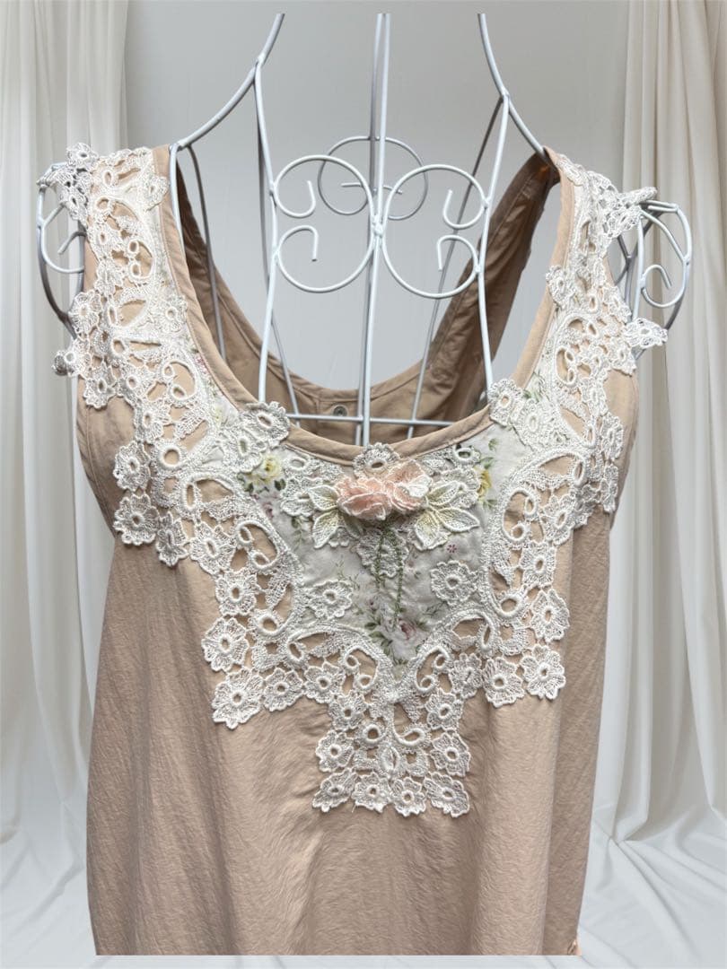 さえら AKIAKANE レース装飾付きベージュ エプロン