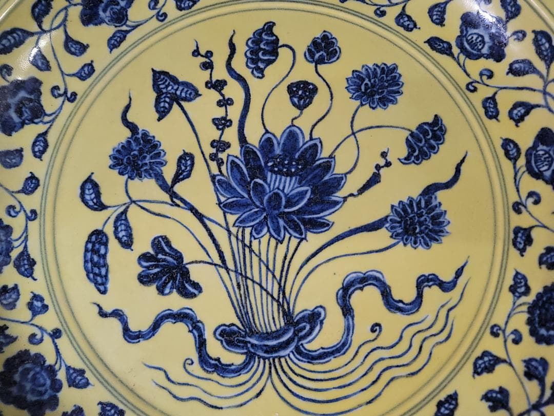 古い 中国 黄釉 纏枝蓮花紋 皿 幅 42cm DT622
